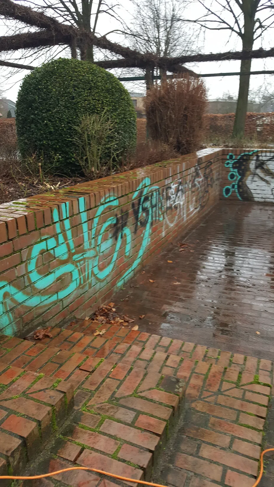 Vorher: Graffiti auf Klinkermauer – Aufnahme 1