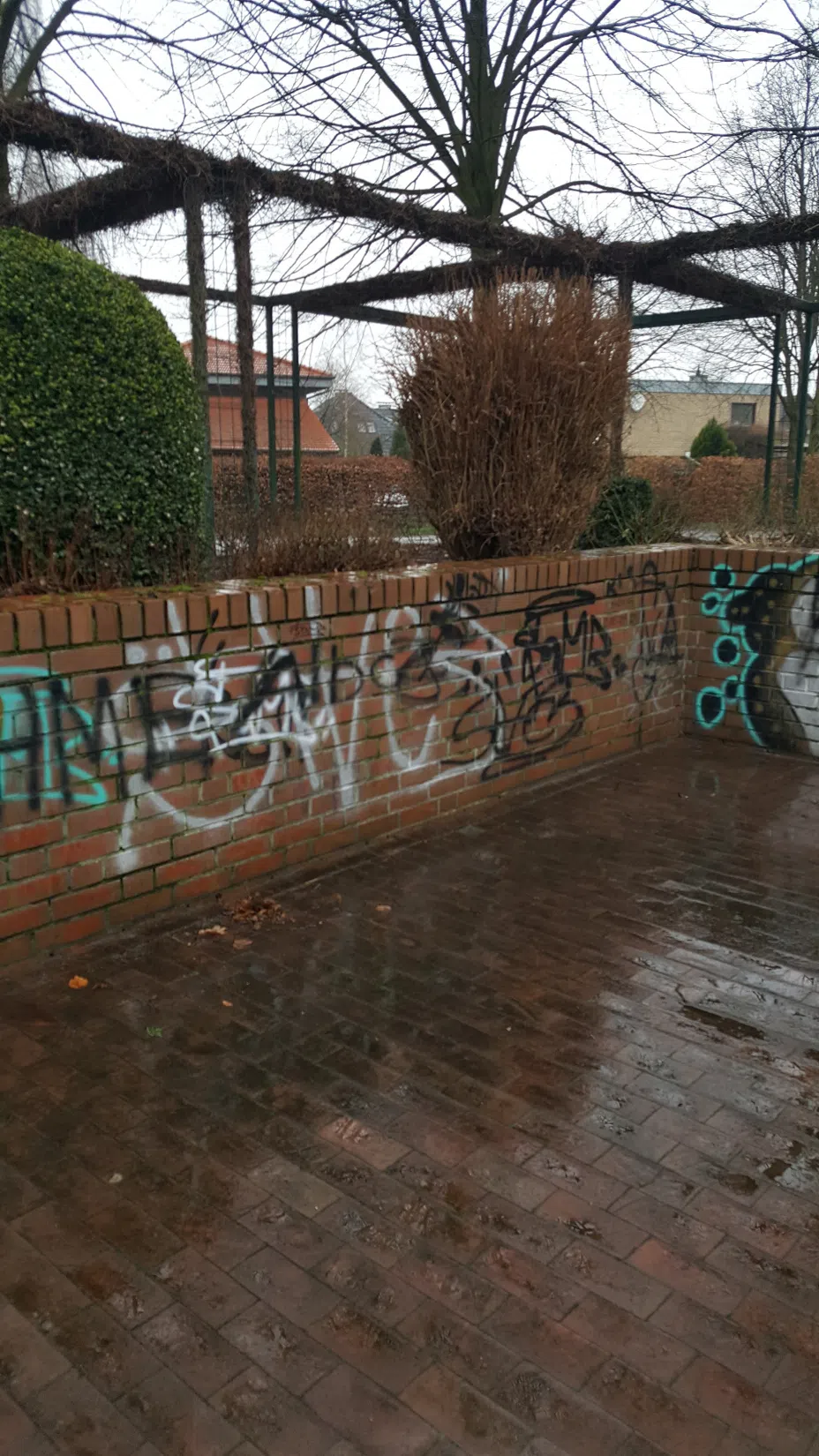 Vorher: Graffiti auf Klinkermauer – Aufnahme 2