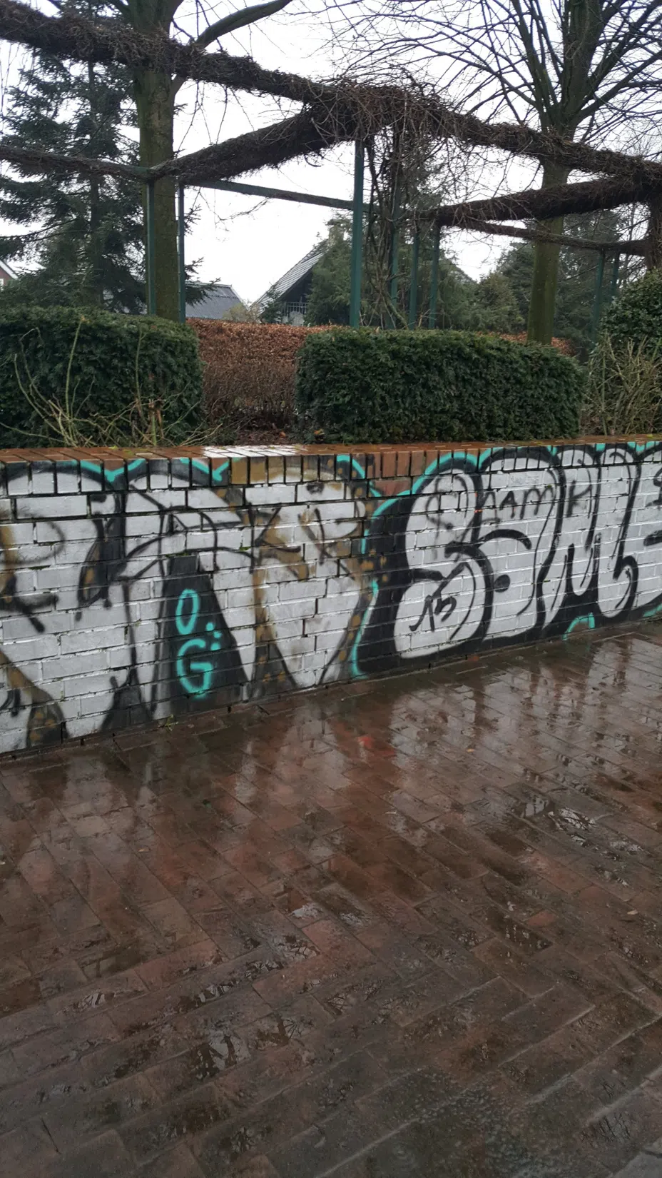 Klinkermauer vor Graffitientfernung