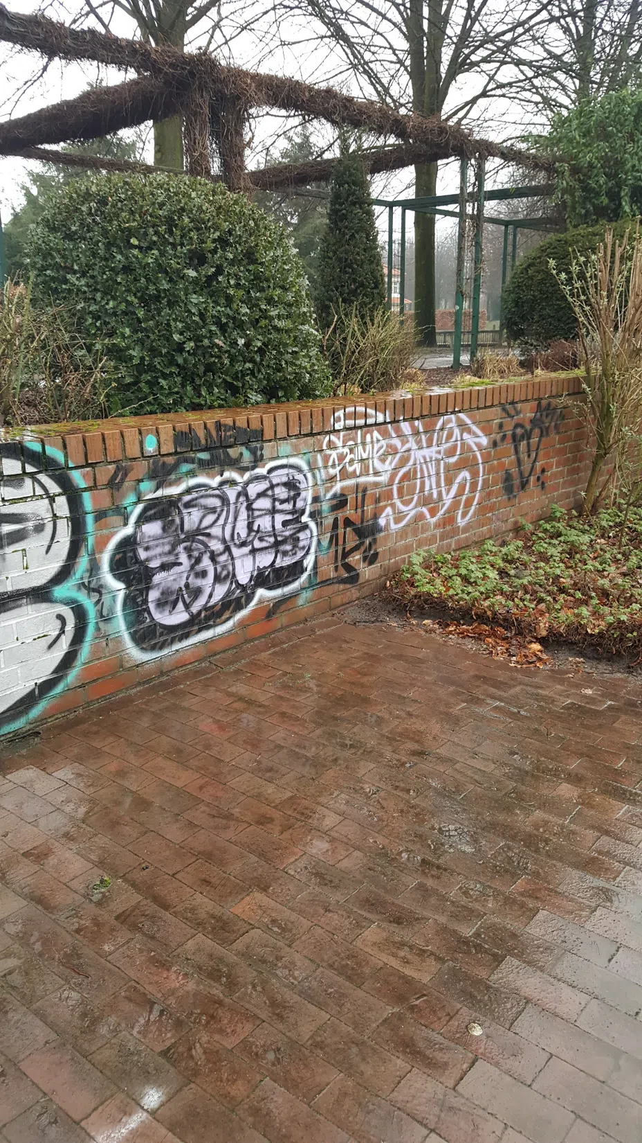 Vorher: Graffiti auf Klinkermauer – Aufnahme 4